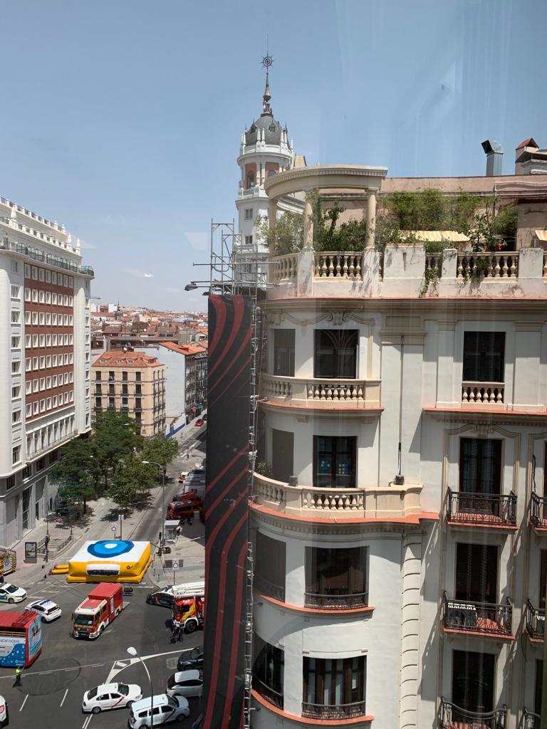 Un hombre amenaza con lanzarse al vacío desde la azotea de un hotel en Plaza España (Madrid).