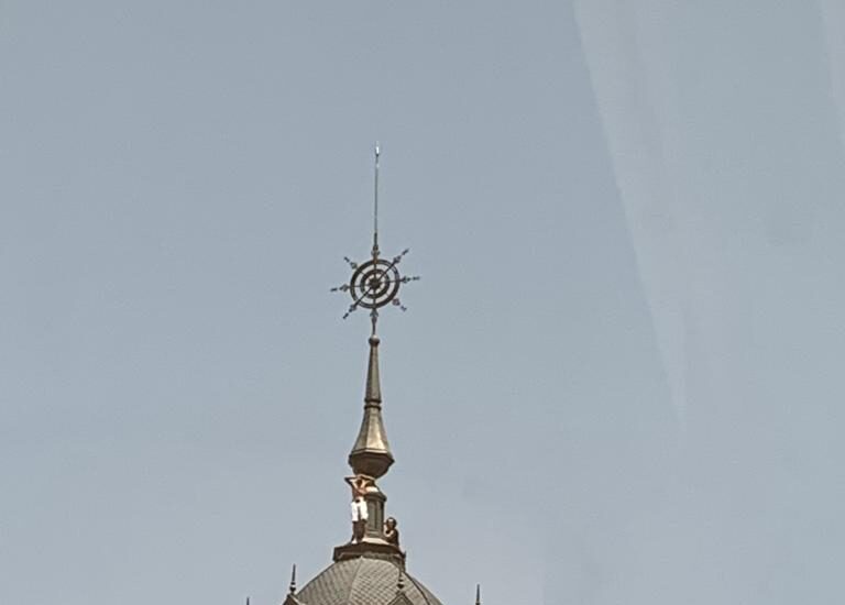 Un hombre amenaza con lanzarse al vacío desde la azotea de un hotel en Plaza España (Madrid).