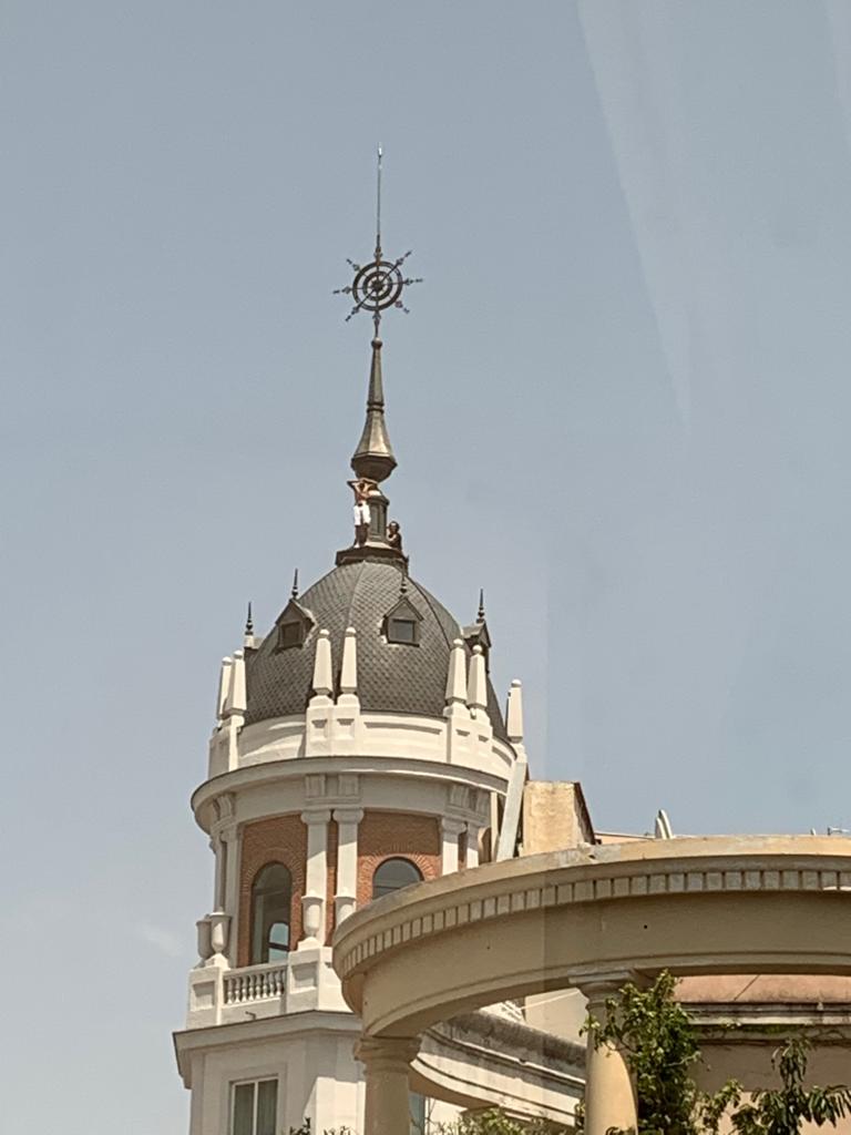 Un hombre amenaza con lanzarse al vacío desde la azotea de un hotel en Plaza España (Madrid).