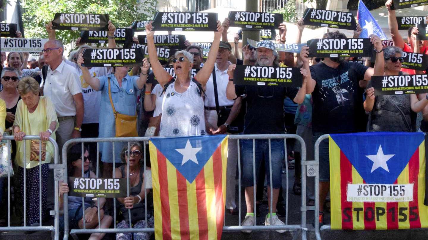 Manifestantes de la ANC protestan ante la sede de la Diputación de Barcelona, que se constituye este jueves.