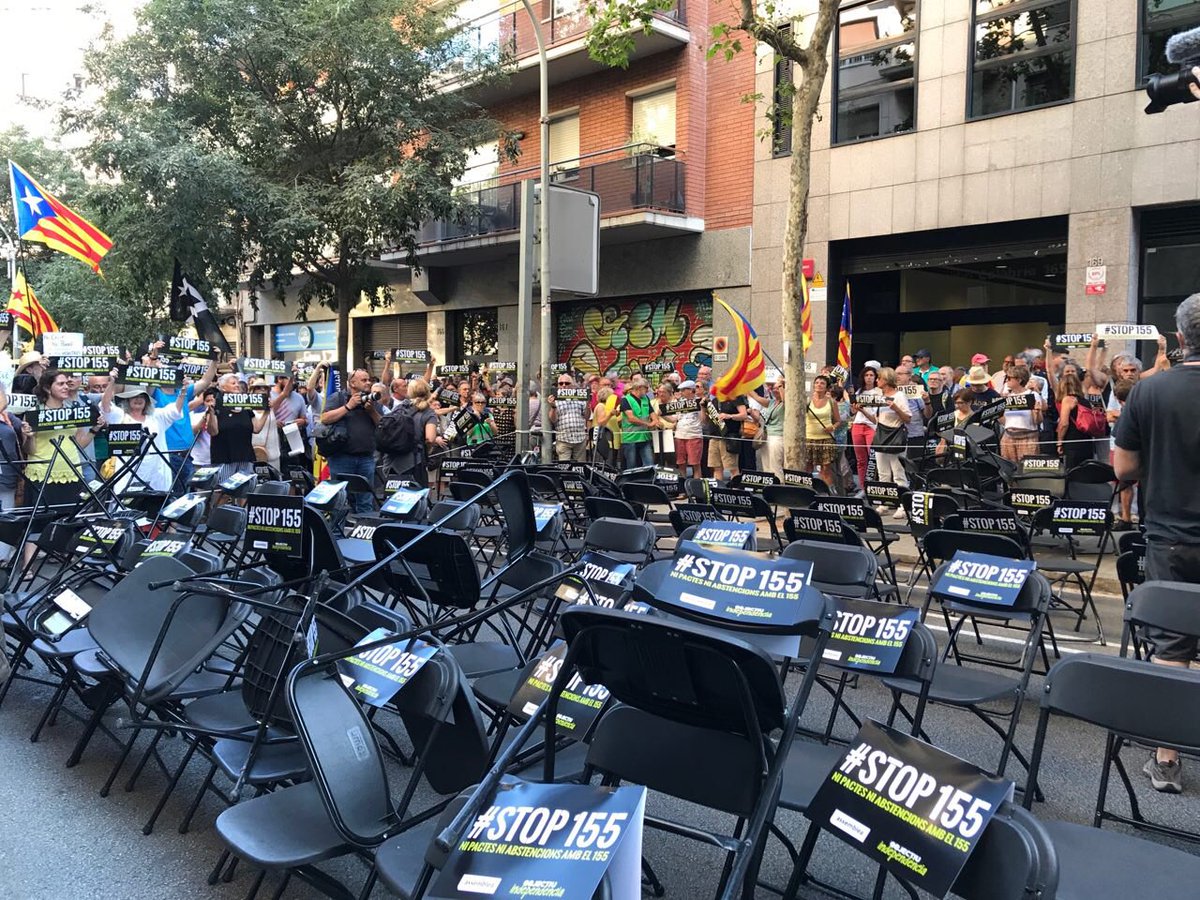 La ANC ha colocado 155 silas vacías ante la sede de ERC en la calle Calabria de Barcelona.