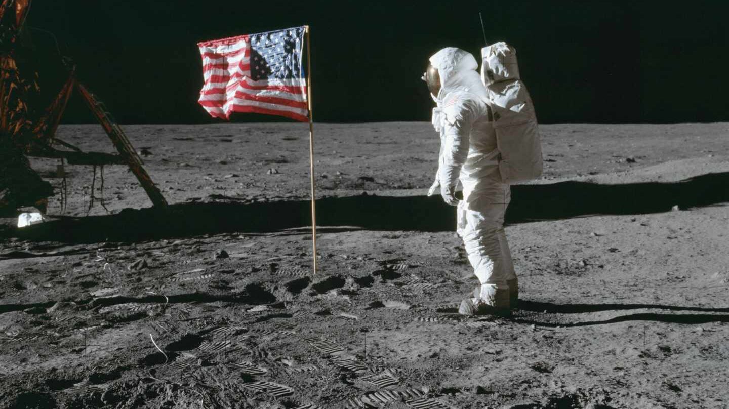 Aldrin posa delante de la bandera estadounidense el 20 de julio de 1969 | NASA