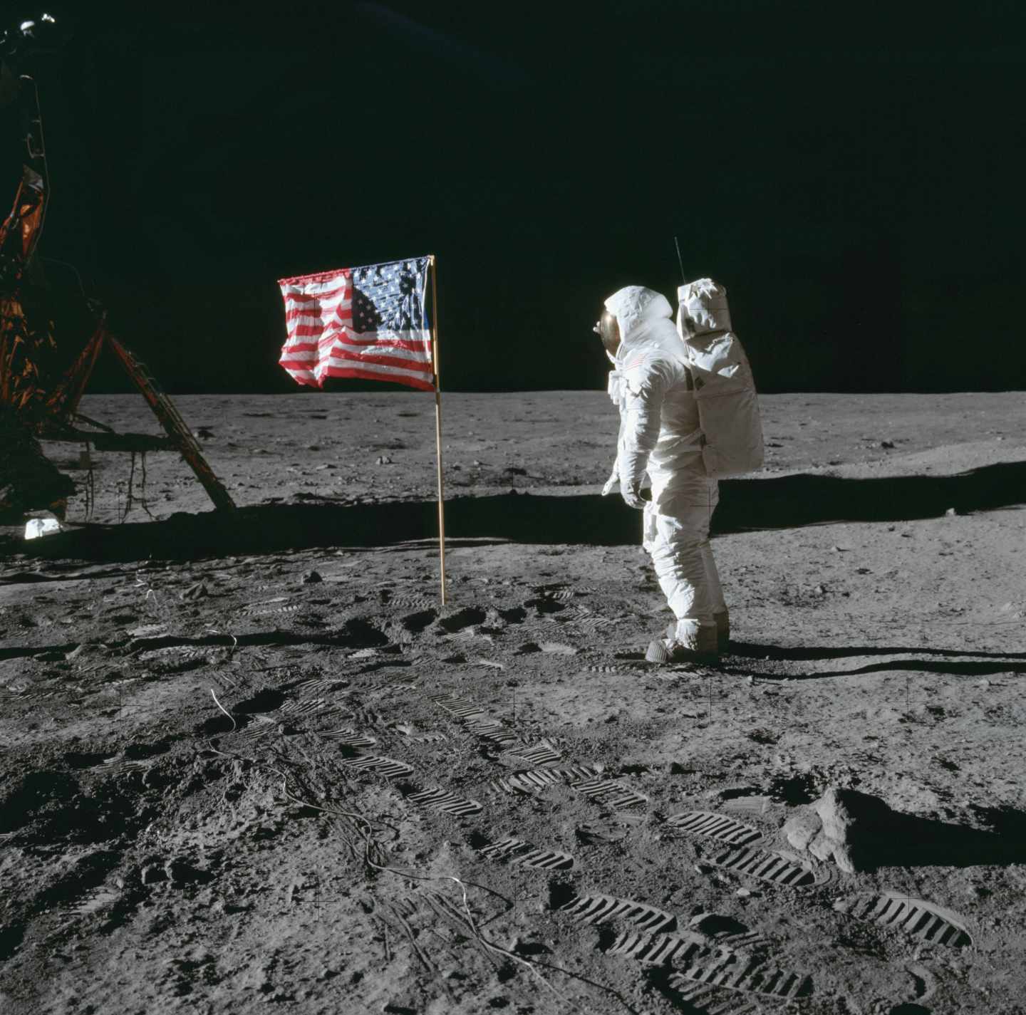 Aldrin posa delante de la bandera estadounidense el 20 de julio de 1969 | NASA