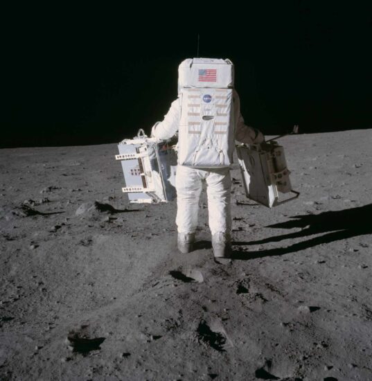 Aldrin camina por la superficie lunar en 1969 con dos componentes | NASA