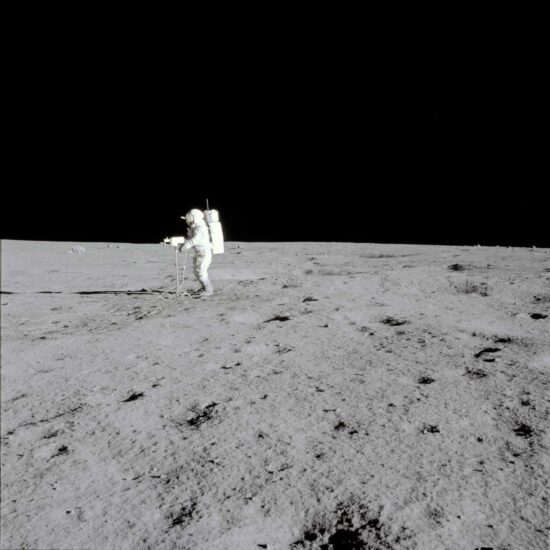 El astronauta Edgar D. Mitchell tomando unas panorámicas de la luna en la misión Apolo 14 en febrero de 1971 | NASA
