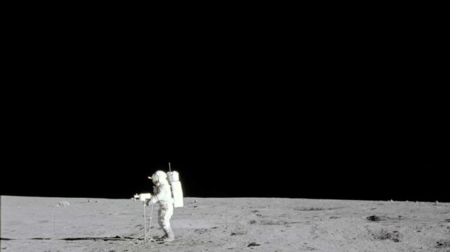 El astronauta Edgar D. Mitchell tomando unas panorámicas de la luna en la misión Apolo 14 en febrero de 1971 | NASA El astronauta Edgar D. Mitchell tomando unas panorámicas de la luna en la misión Apolo 14 en febrero de 1971 | NASA
