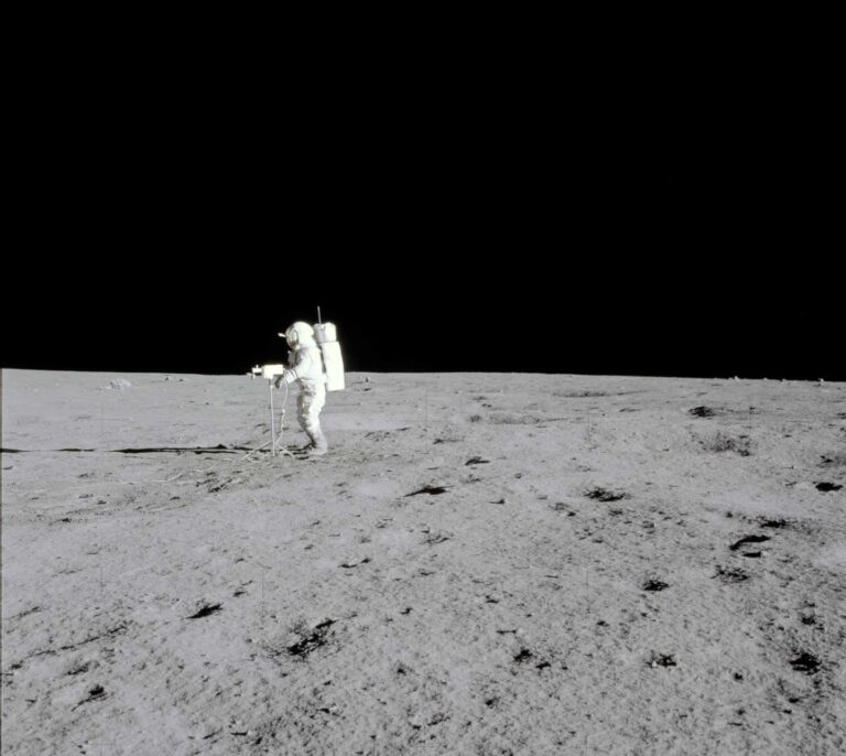 La NASA quiere enviar a una mujer y a un hombre a la Luna en 2024