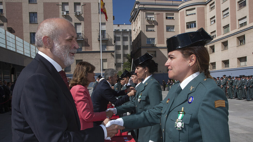 El director general de la Guardia Civil, Félix Azón, condecora a una sargento del Cuerpo.