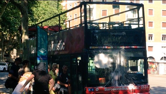 Autobús atacado con pintura blanca por el grupo juvenil 'Batzac', en Barcelona.