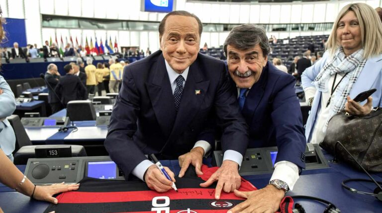 Berlusconi, firmando autógrafos