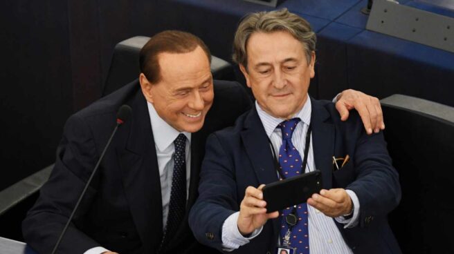 El regreso de Berlusconi: siestas, autógrafos y un selfie con Hermann Tertsch