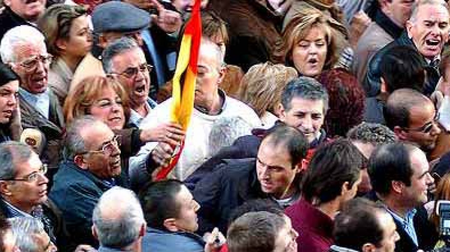 José Bono, en la manifestación de la AVT de 2005 que se vio obligado a abandonar en contra de su voluntad por los insultos y zarandeos sufridos.