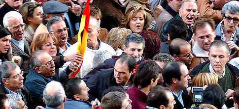 José Bono, en la manifestación de la AVT de 2005 que se vio obligado a abandonar en contra de su voluntad por los insultos y zarandeos sufridos.