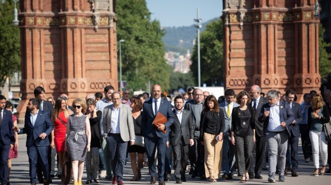 MIquel Buch llega al TSJC acompañado por Torra y el Govern en bloque.