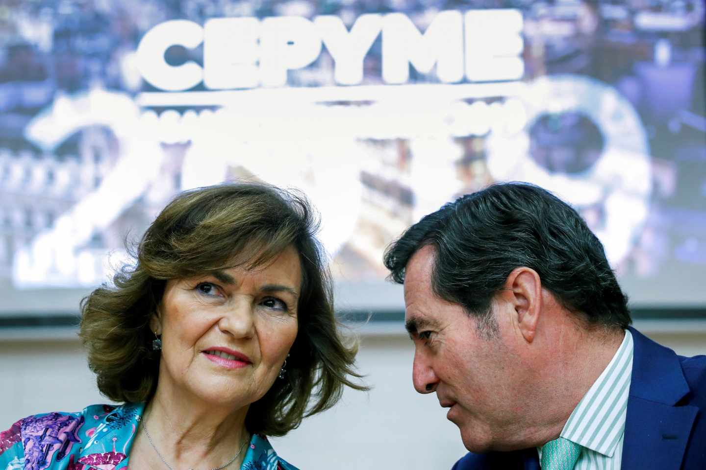 La vicepresidenta del Gobierno en funciones, Carmen Calvo, conversa con el presidente de CEOE, Antonio Garamendi.