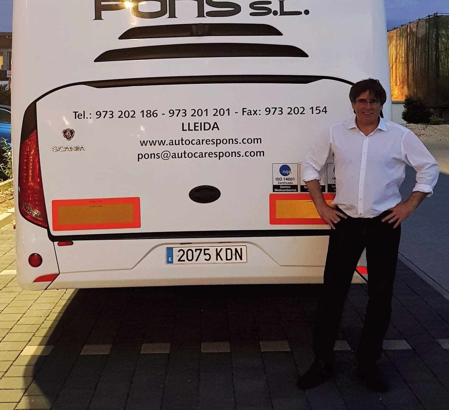 Carles Puigdemont posa junto a un autobús en Alemania, cerca de la frontera con Francia y Estrasburgo.