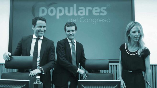 El secretario general del PP, Teodoro García Egea; el líder del partido, Pablo Casado; y la nueva portavoz popular en el Congreso, Cayetana Álvarez de Toledo, este martes durante la reunión con el grupo parlamentario del PP en la Cámara Baja. Un año después de ser elegido presidente del Partido Popular, Casado ha abordado la primera remodelación interna y ha hecho una cúpula del PP a su medida, libre ya de los peajes y las cuotas que pagó al hacerse con el liderazgo.