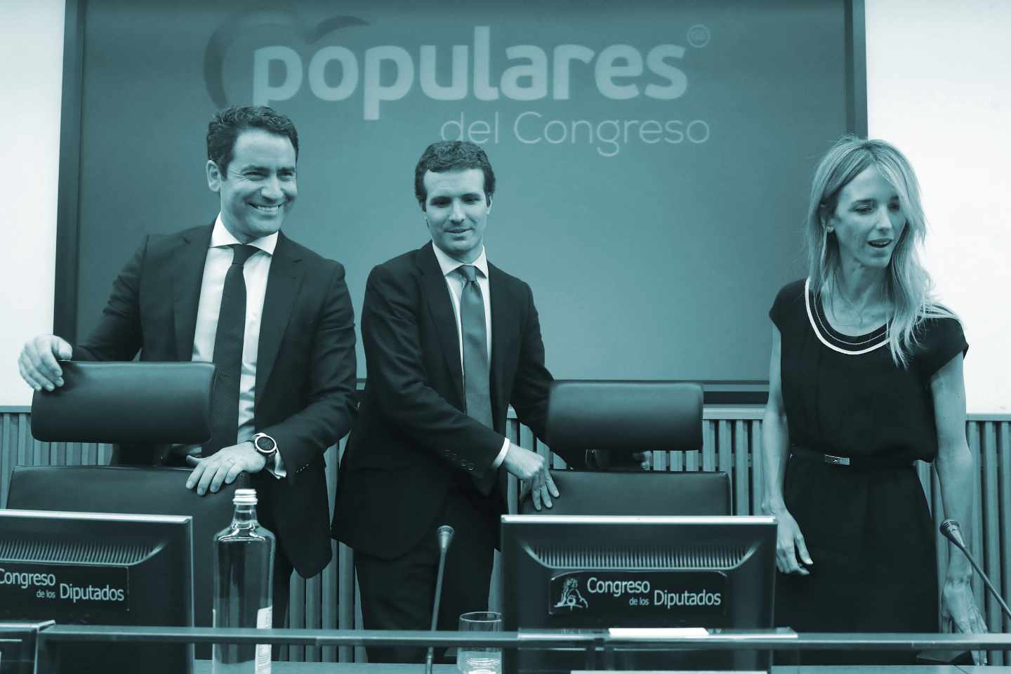 El secretario general del PP, Teodoro García Egea; el líder del partido, Pablo Casado; y la nueva portavoz popular en el Congreso, Cayetana Álvarez de Toledo, este martes durante la reunión con el grupo parlamentario del PP en la Cámara Baja. Un año después de ser elegido presidente del Partido Popular, Casado ha abordado la primera remodelación interna y ha hecho una cúpula del PP a su medida, libre ya de los peajes y las cuotas que pagó al hacerse con el liderazgo.