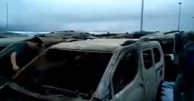 Coches calcinados tras el incendio en el Puerto de Vigo.