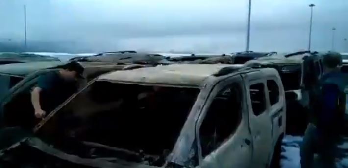 Coches calcinados tras el incendio en el Puerto de Vigo.