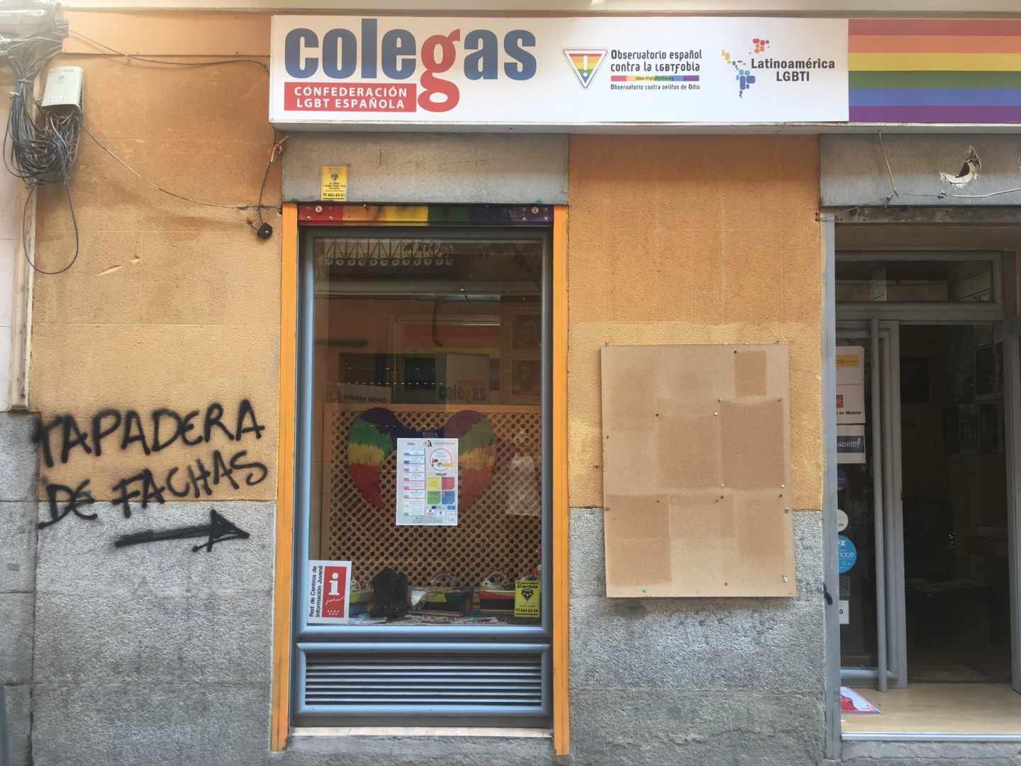 La sede de Colegas en Madrid ha aparecido con la pintada "Tapadera de fachas"