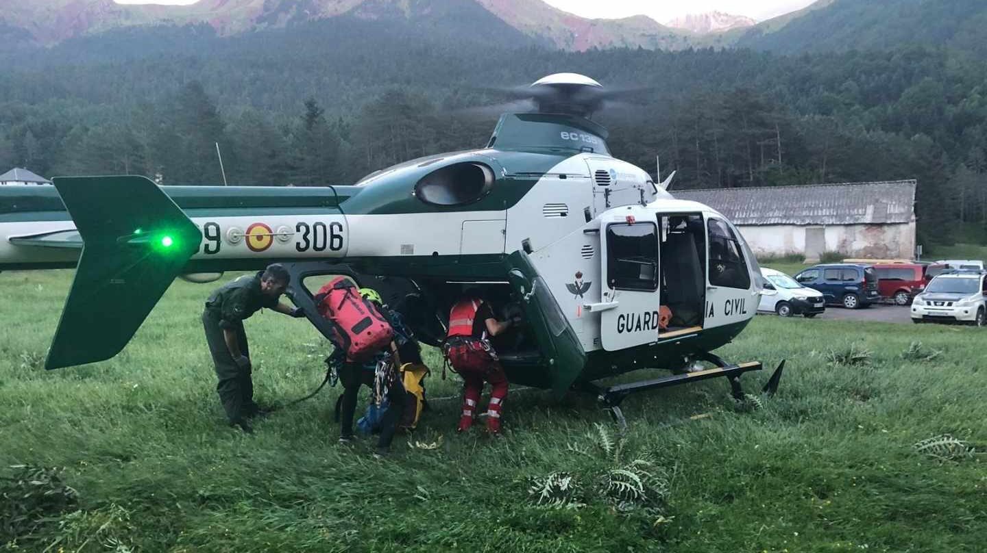 La Guardia Civil rescata en helicóptero a un atleta lesionado en Picos de Europa