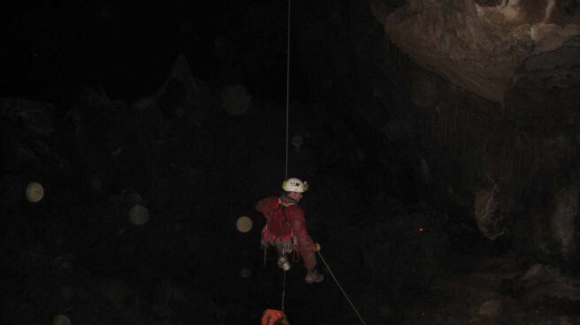 Un espeleólogo desciende en la cueva Cueto-Coventosa.