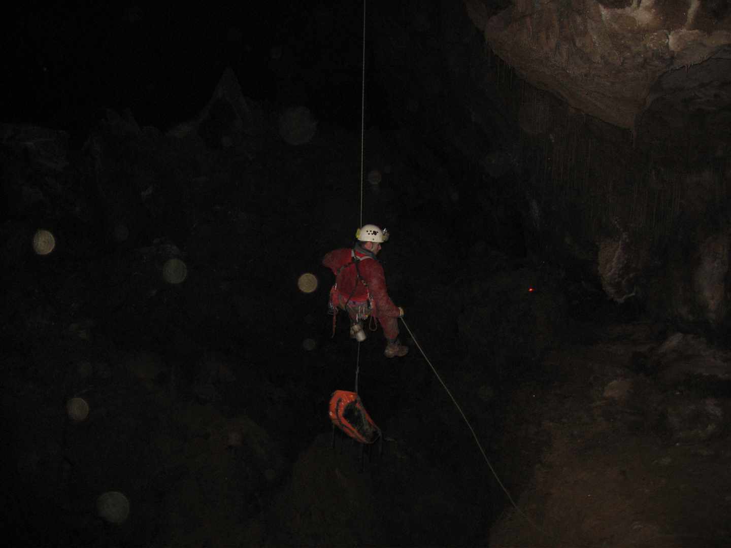 Un espeleólogo desciende en la cueva Cueto-Coventosa.