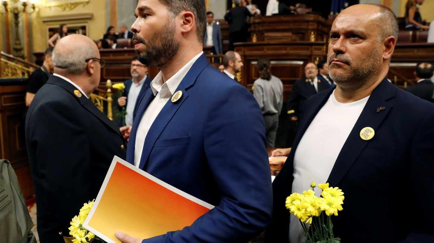 Los diputados de ERC, con Gabriel Rufián a la cabeza, han llegado al Congreso de los Diputados 'armados' de claveles amarillos.