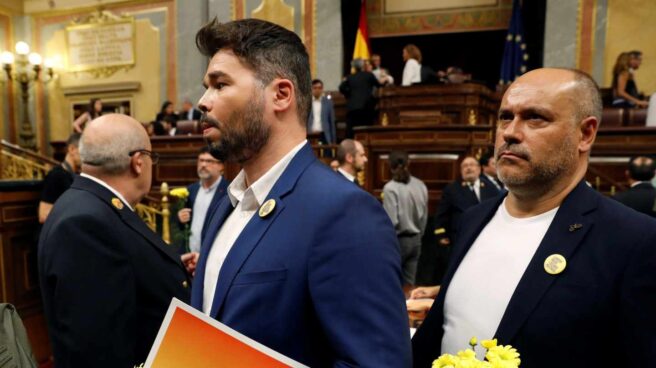 Los diputados de ERC, con Gabriel Rufián a la cabeza, han llegado al Congreso de los Diputados 'armados' de claveles amarillos.