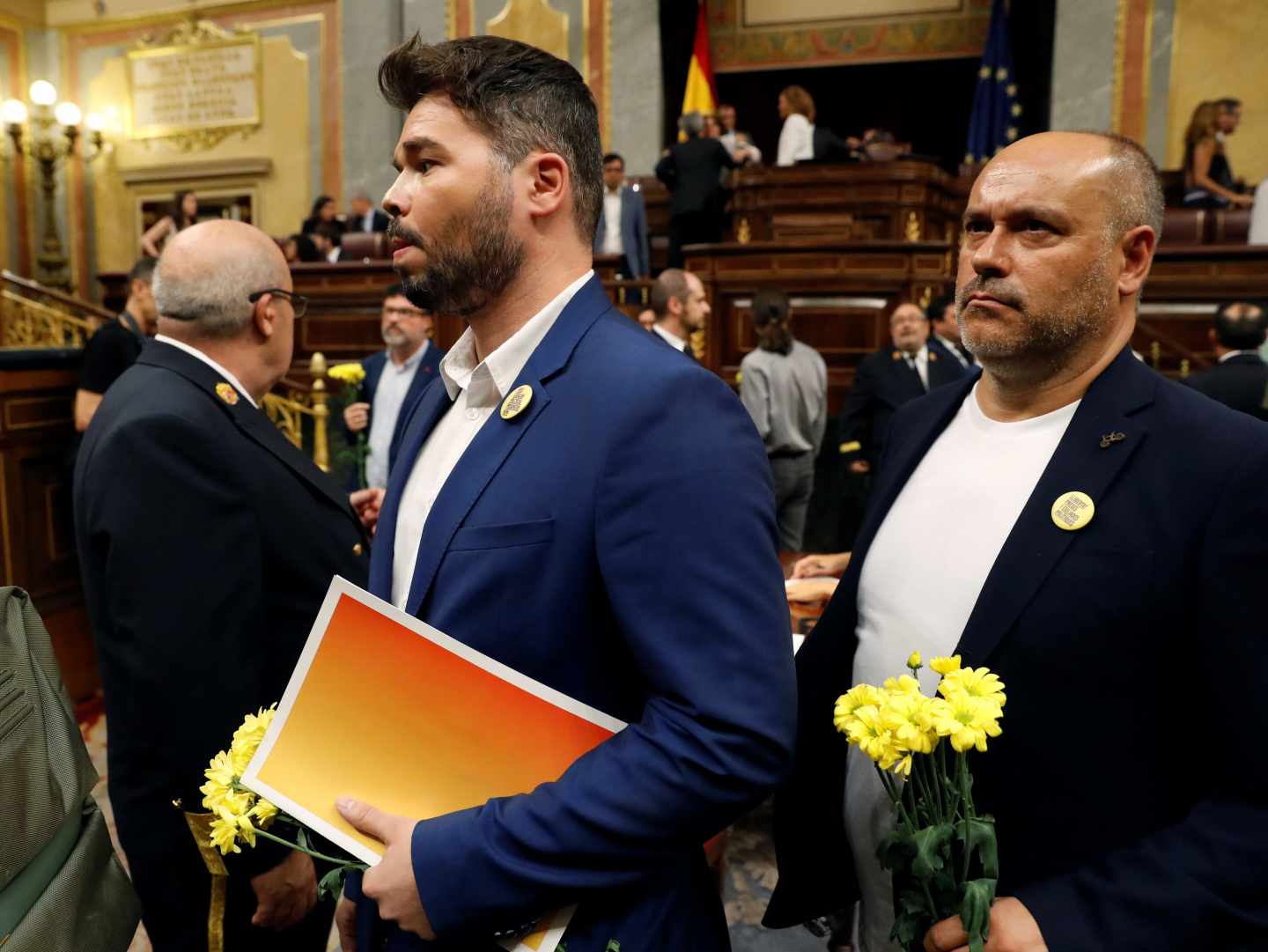 Los diputados de ERC, con Gabriel Rufián a la cabeza, han llegado al Congreso de los Diputados 'armados' de claveles amarillos.