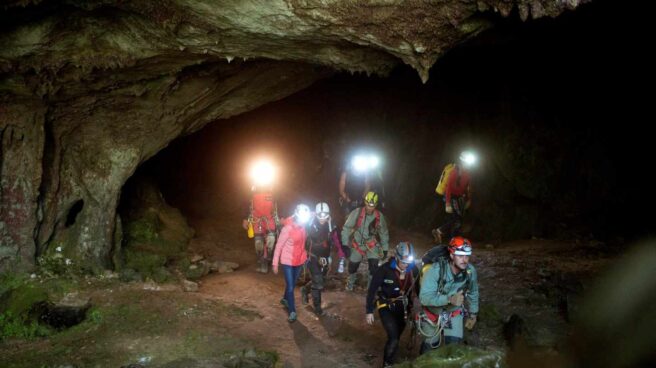 espeleologas_rescate Las tres espeleólogas rescatadas salen por su propio pie de la cueva Cueto-Coventosa.