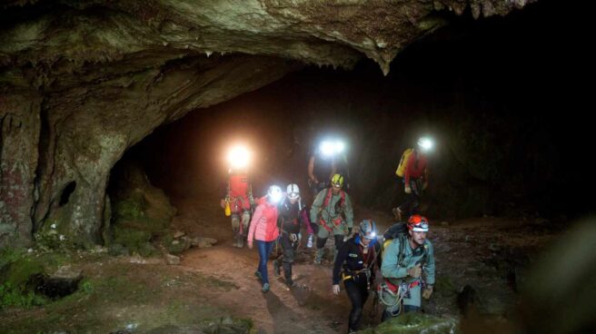 Las tres espeleólogas rescatadas salen por su propio pie de la cueva Cueto-Coventosa.