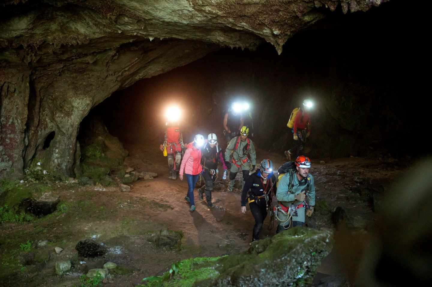 Las tres espeleólogas rescatadas salen por su propio pie de la cueva Cueto-Coventosa.