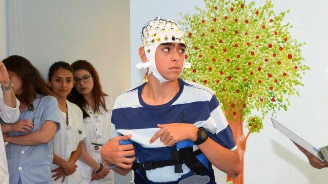 Un exoesqueleto permite moverse a niños con parálisis cerebral con las órdenes del cerebro