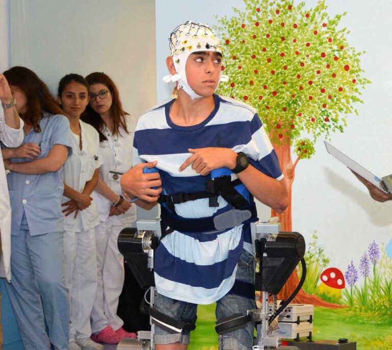 Un exoesqueleto permite moverse a niños con parálisis cerebral con las órdenes del cerebro