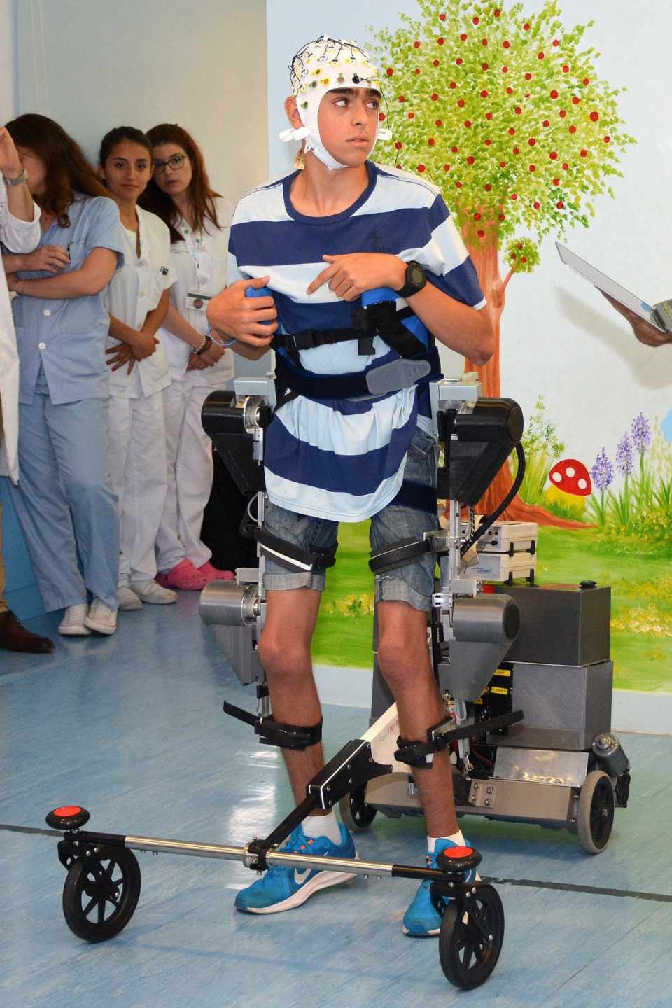 Un exoesqueleto permite moverse a niños con parálisis cerebral con las órdenes del cerebro