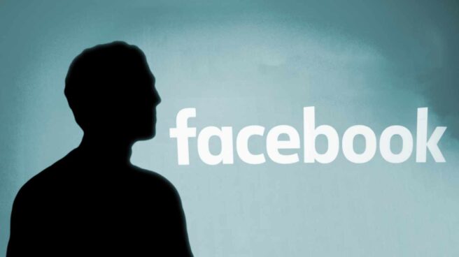 facebook Silueta del fundador de Facebook, Marck Zuckerberg.