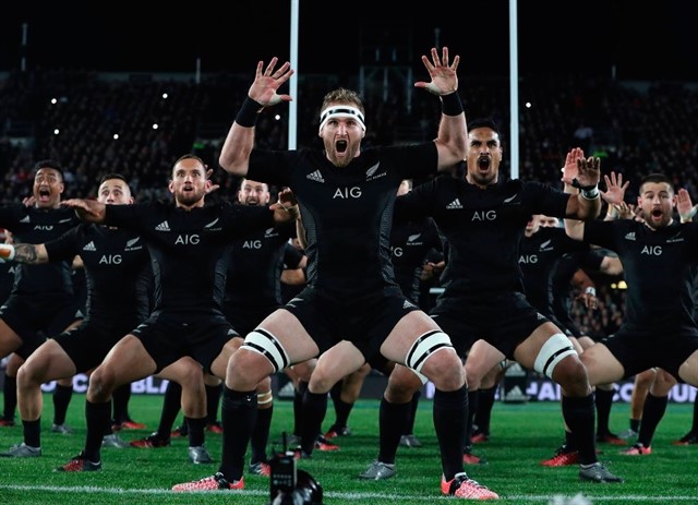 All Blacks interpretando la haka