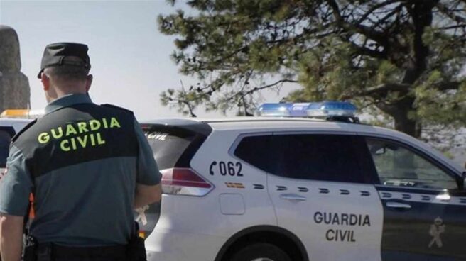 Una patrulla de la Guardia Civil choca con un coche de carreras clandestinas en Pamplona