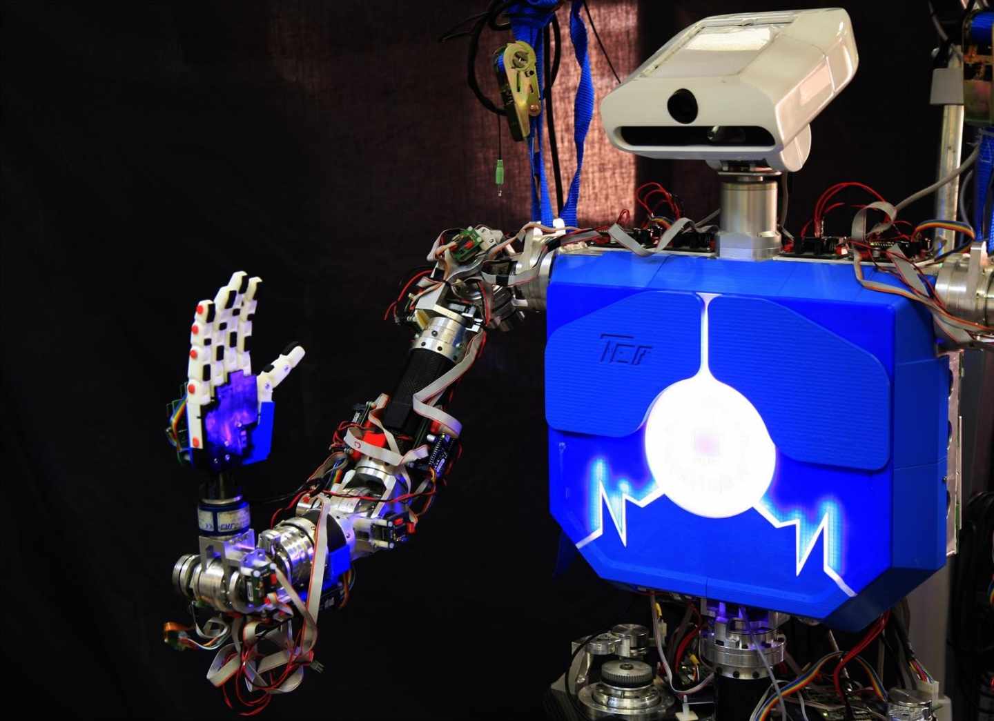 Científicos de la UC3M crean un robot capaz de comunicarse en lengua de signos