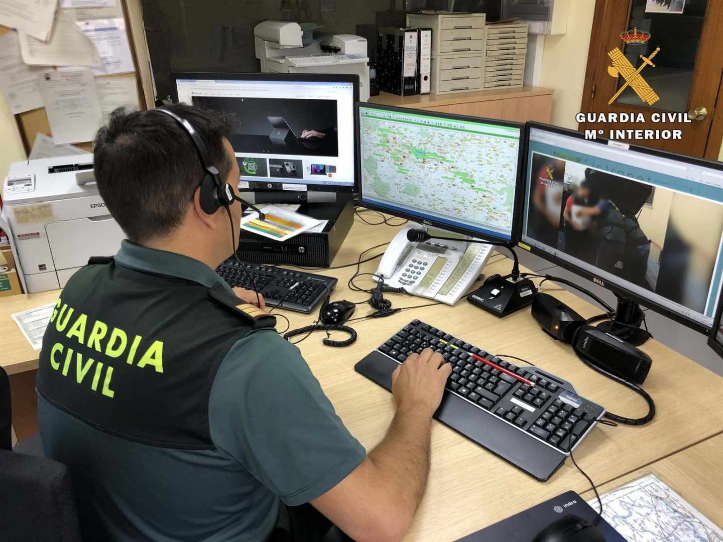 Así fue la conversación entre un hombre encerrado en un bar y la Guardia Civil