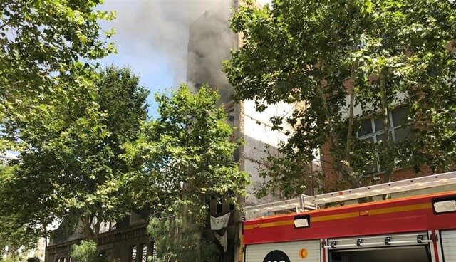 El incendio en un edificio ocupado de Barcelona deja nueve heridos leves