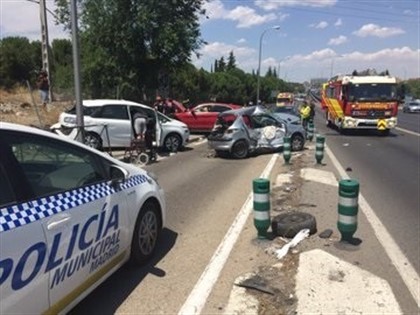 Policía Municipal de Madrid, bomberos del Ayuntamiento y efectivos del Samur-Protección Civil acuden a un accidente múltiple en el kilómetro 5 de la A-42