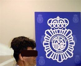Pillan en el Aeropuerto de Barcelona a un hombre que ocultaba cocaína en su peluquín