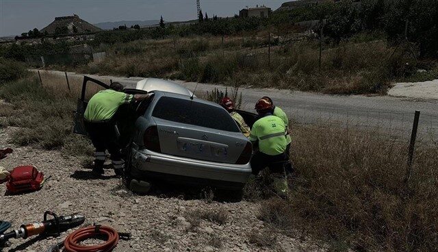 Un herido tras colisionar el turismo que conducía con un camión cisterna en Murcia