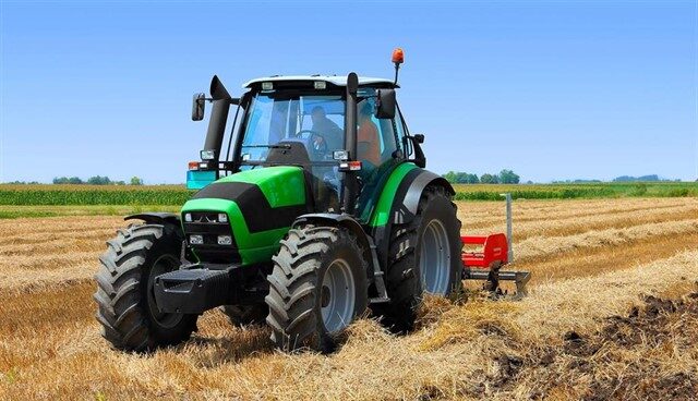 Un tractor realizando labores agrícolas.