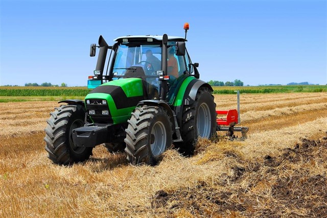 Un tractor realizando labores agrícolas.