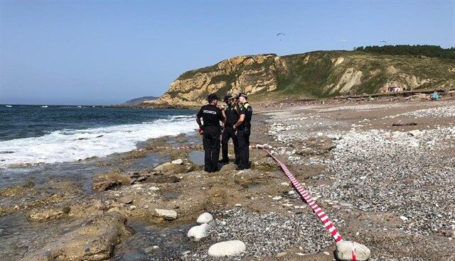 Zona de la playa Azkorri, en Getxo (Bizkaia), acordonada tras encontrarse un obús