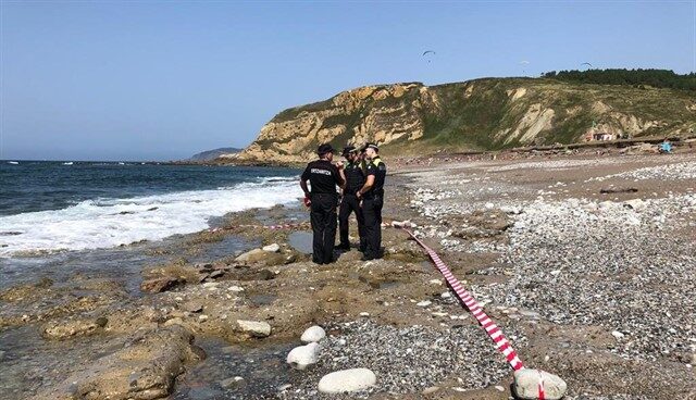 La Ertzaintza detona un obús en la playa Azkorri, Vizcaya